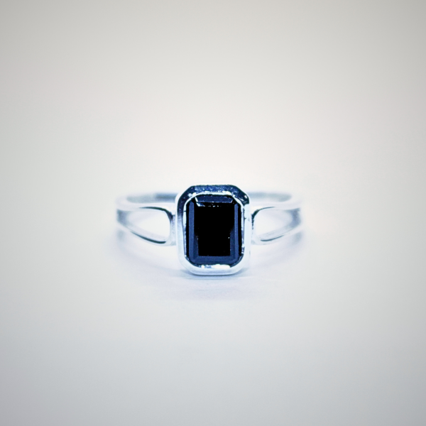 Must Oonüks sõrmus (4).png