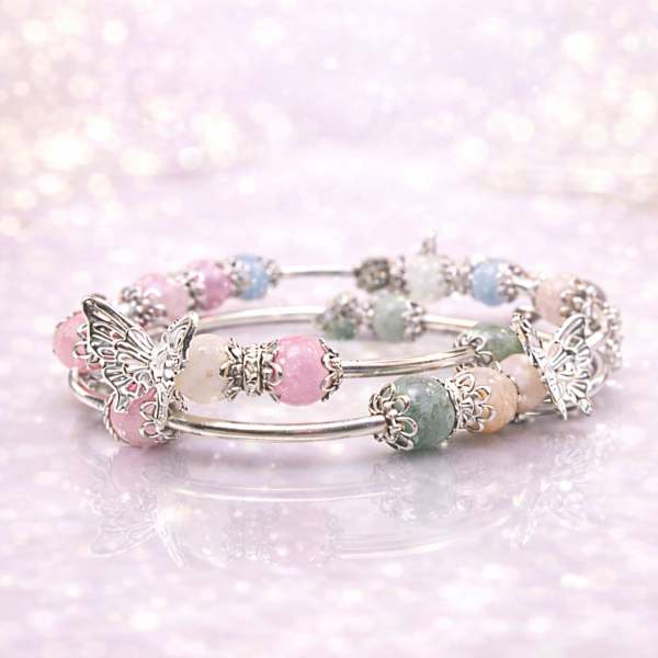 Hõrk helkiv käevõru pastelses valguses.png