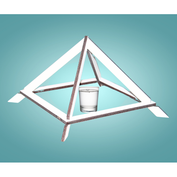 Püramiid klaasi veega sinisel taustal (1).png