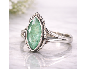 Smaragd hõbesõrmus 925; 2,6g